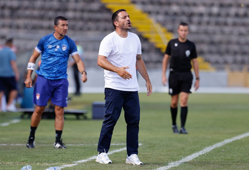 FUTEBOL - Vasco matos durante o jogo Santa Clara Fc Porto da 2 jornada da primeira Liga no Estadio de S Miguel em Ponta Delgada Acores. Sexta feira 16 de Agosto de 2024 (ANDRE ALVES/GRAFISLAB)