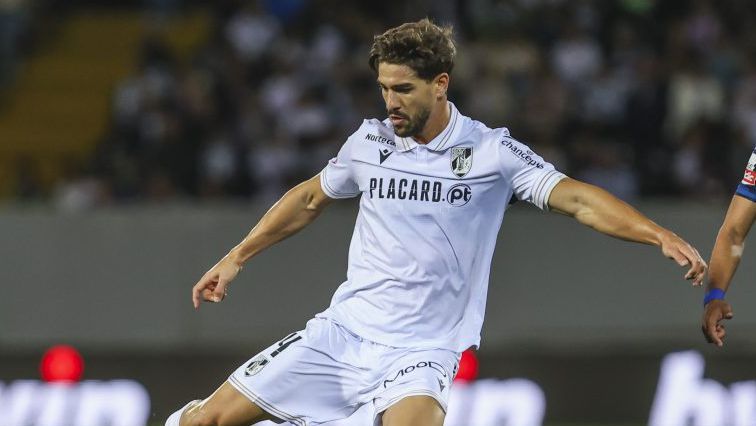 Tomás Ribeiro controla a bola, atuando pelo Vitória de Guimarães frente ao Moreirense