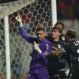 Charles defendeu uma grande penalidade que garantiu um troféu - Foto: Miguel Nunes