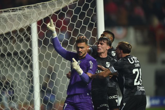 Charles defendeu uma grande penalidade que garantiu um troféu - Foto: Miguel Nunes