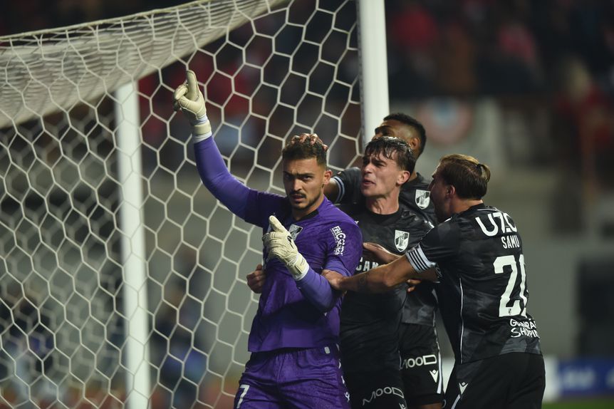 Charles defendeu uma grande penalidade que garantiu um troféu - Foto: Miguel Nunes