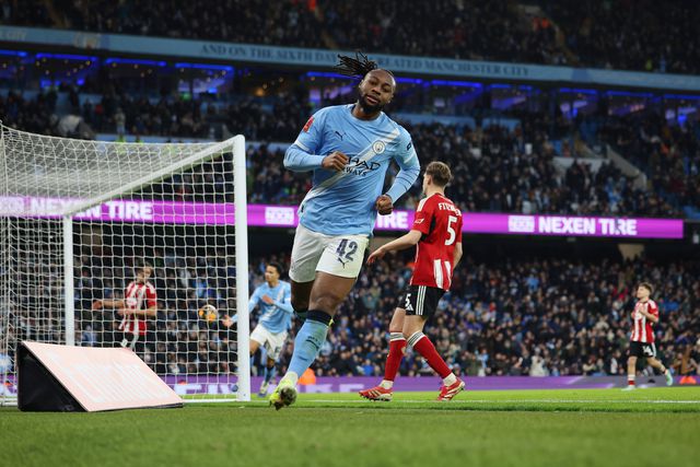 Semenyo estreou-se pelo Manchester City com golo e assistência frente ao Exeter City