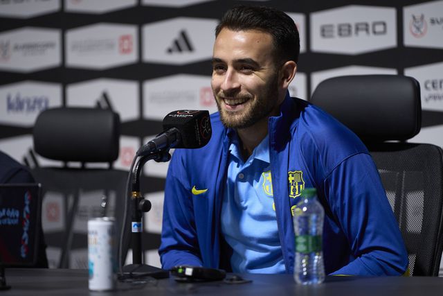 Eric García sorridente após pedido de jornalista saudita