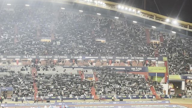 Ouve-se o hino do Vitória em Leiria