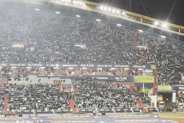 Ouve-se o hino do Vitória em Leiria