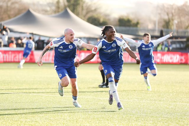 Isaac Buckley-Ricketts marcou o segundo do Macclesfield