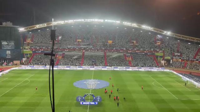 Jogadores do SC Braga pisam o relvado do Magalhães Pessoa