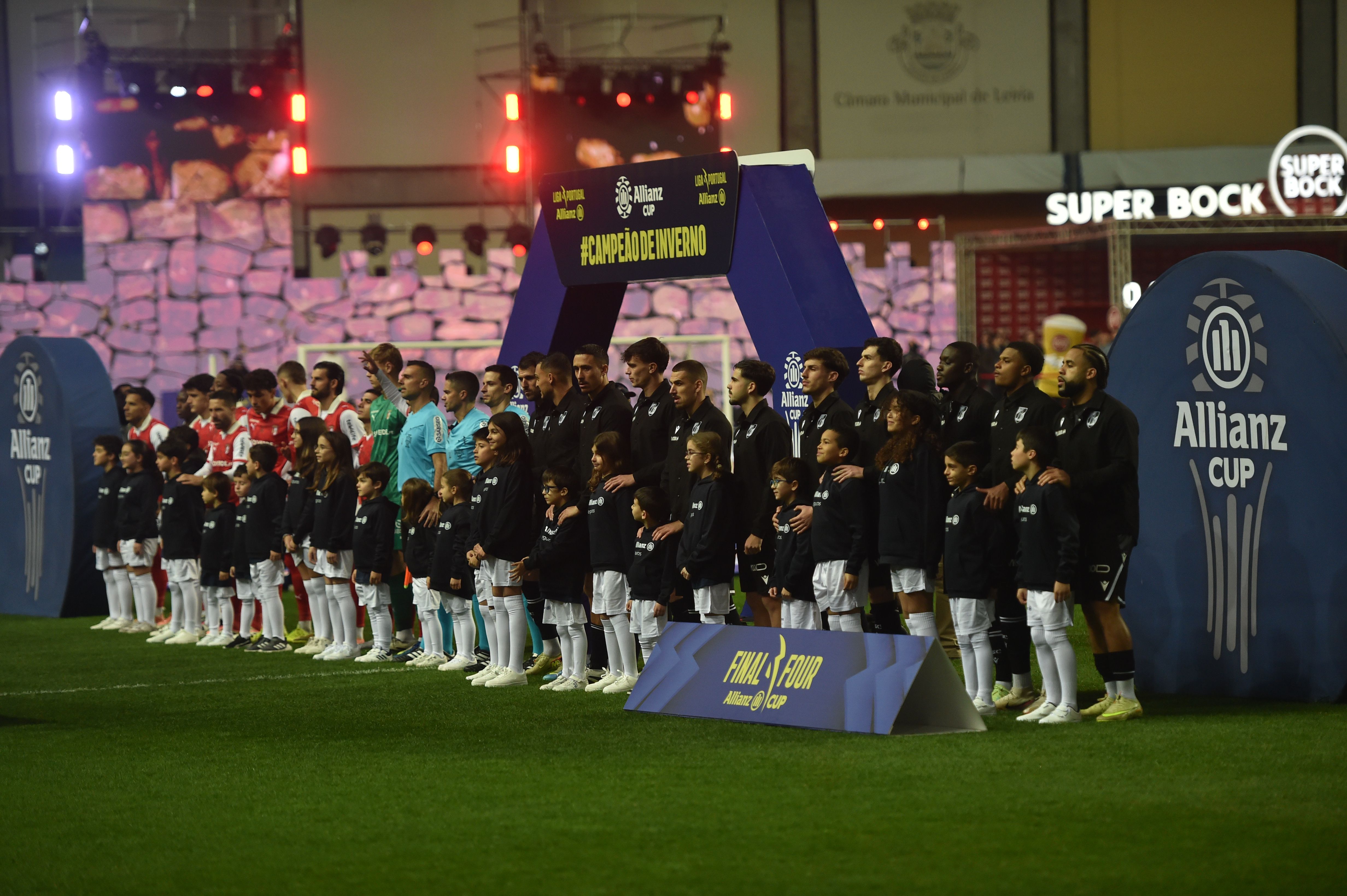 Equipas de SC Braga e Vitória de Guimarães perfiladas em campo - Foto: Miguel Nunes