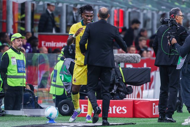 Rafael Leão a cumprimentar Allegri