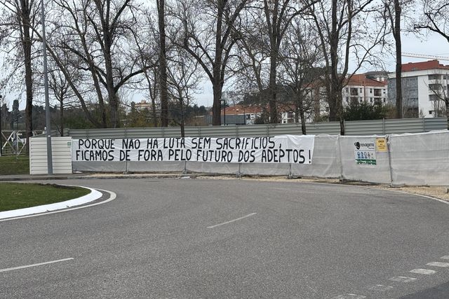 Tarja colocada em Leiria por claques do V. Guimarães e do SC Braga, num gesto de improvável união - Foto: A BOLA