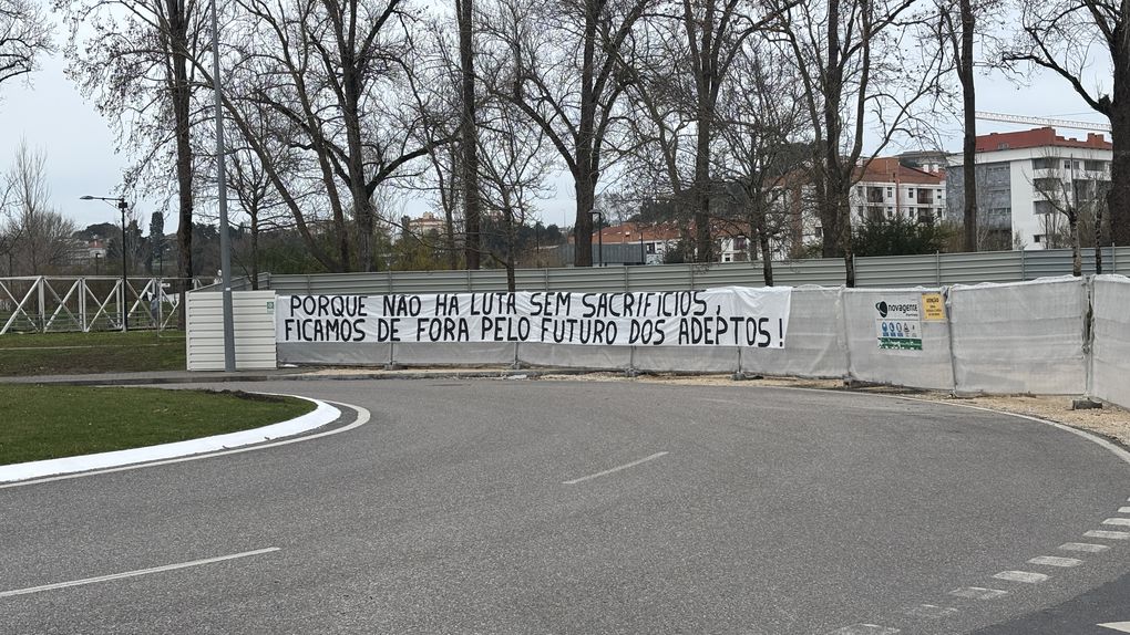 Tarja colocada em Leiria por claques do V. Guimarães e do SC Braga, num gesto de improvável união - Foto: A BOLA