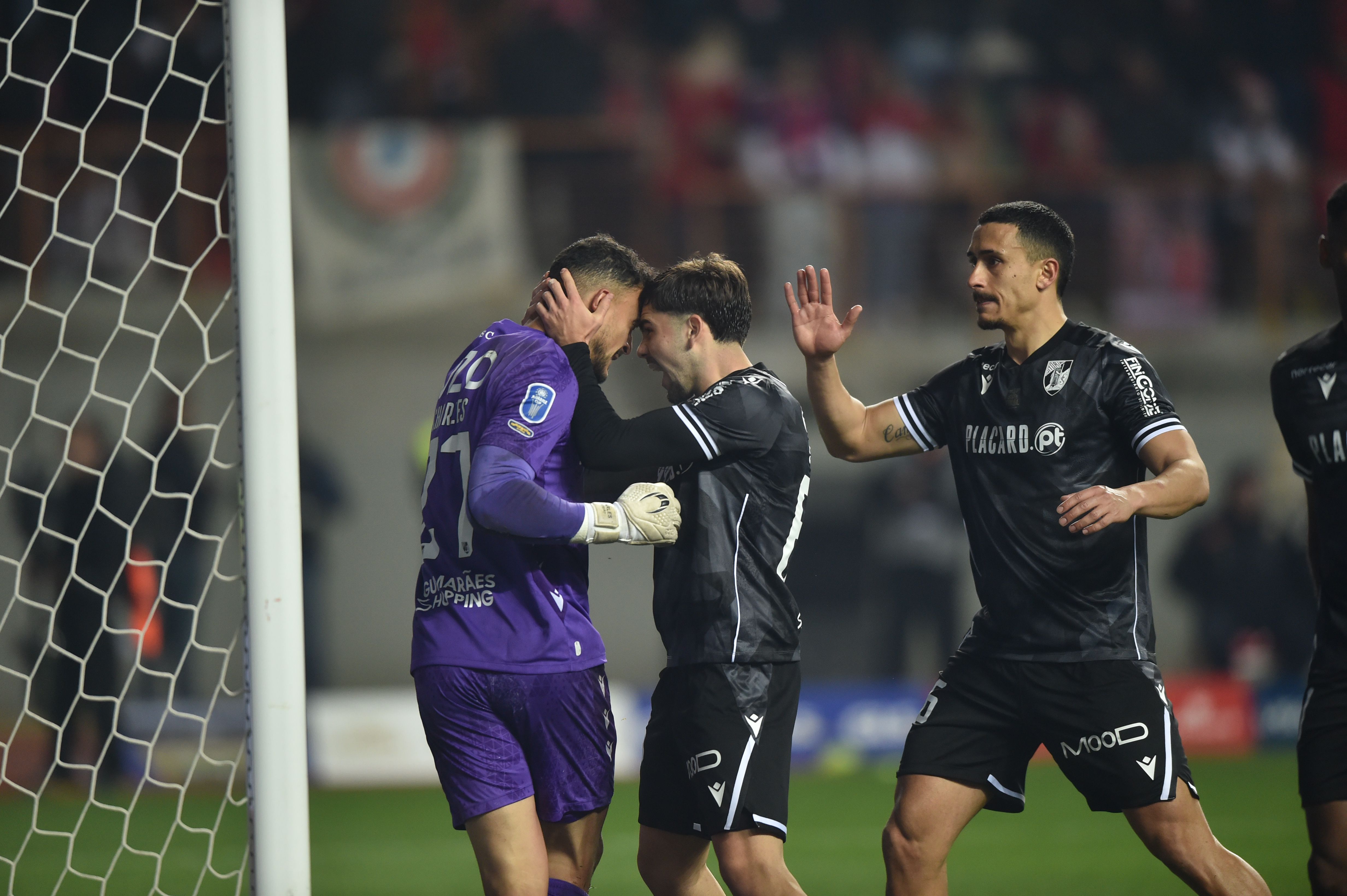 Charles decisivo ao defender penálti aos 90+11' - Foto: Miguel Nunes