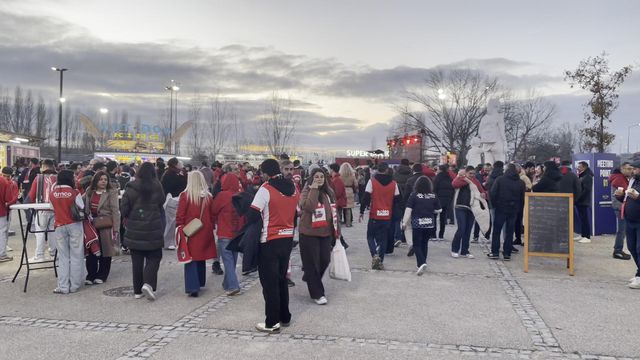 Centenas de adeptos do SC Braga concentram-se perto do estádio