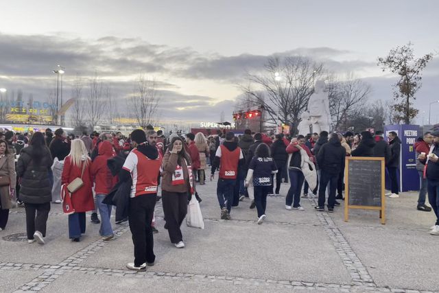 Centenas de adeptos do SC Braga concentram-se perto do estádio