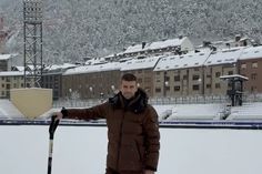 Piqué pegou numa pá para ajudar a retirar a neve do relvaldo.  - Foto: FC Andorra