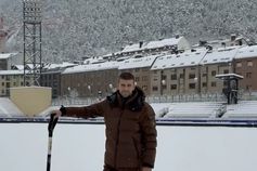 Piqué pegou numa pá para ajudar a retirar a neve do relvaldo.  - Foto: FC Andorra