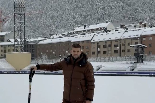 Piqué pegou numa pá para ajudar a retirar a neve do relvaldo.  - Foto: FC Andorra