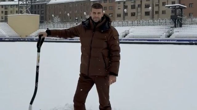 Piqué pegou numa pá para ajudar a retirar a neve do relvaldo.  - Foto: FC Andorra