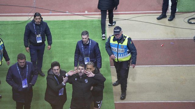 O gesto de Nélson Oliveira após a expulsão na final da Taça da Liga