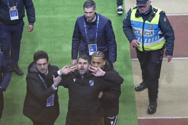 O gesto de Nélson Oliveira após a expulsão na final da Taça da Liga