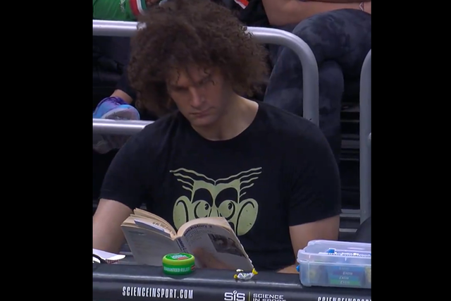 VÍDEO: foi trocado, não jogou e sentou-se no banco… a ler um livro