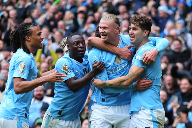 Manchester City bate Everton e sobe à liderança da Premier League