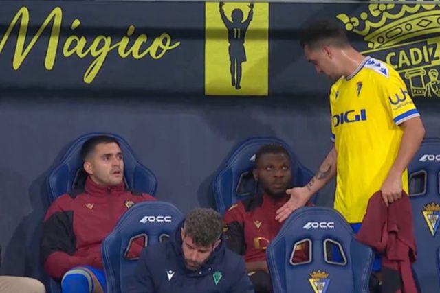 Cádiz em crise: no banco recusa-se a cumprimentar colega de equipa (vídeo)