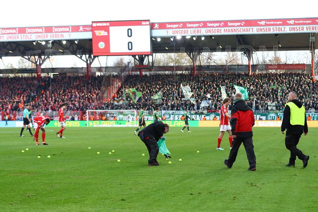 Arremesso de bolas de ténis interrompe U. Berlin-Wolfsburgo