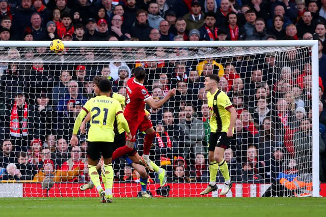 Liverpool vence Burnley com três golos 'made in Portugal'