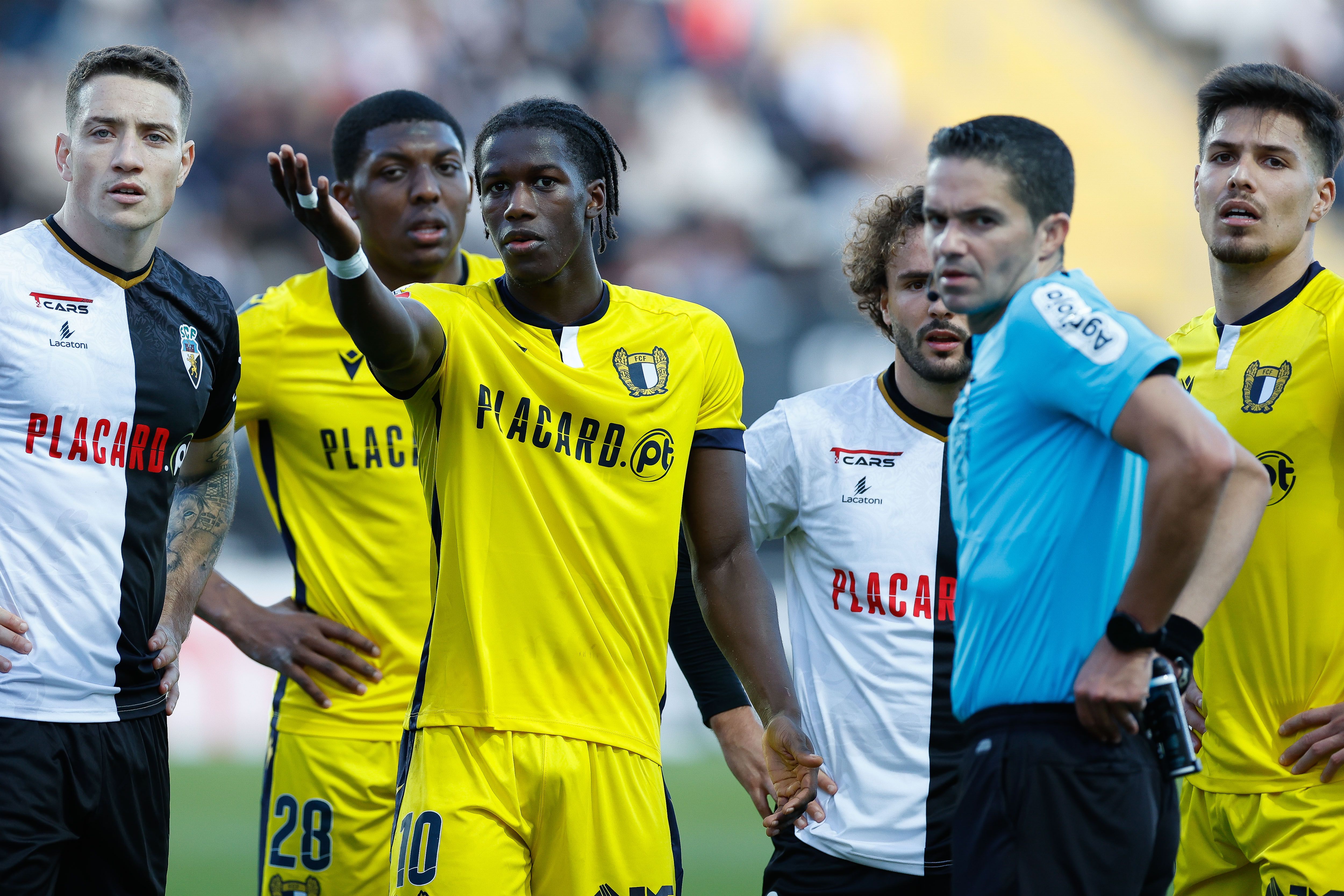 Farense-Famalicão interrompido por insultos racistas a Chiquinho (vídeo)