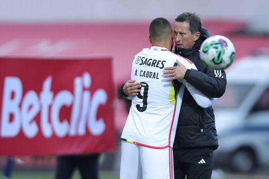 Roger Schmidt analisa momento de Arthur Cabral: «É importante que consiga marcar»