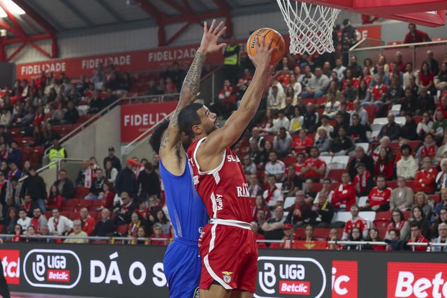 Benfica evita reviravolta do FC Porto e vence clássico para campeonato
