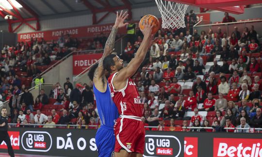 Benfica evita reviravolta do FC Porto e vence clássico para campeonato