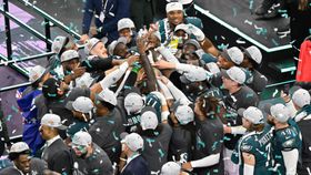 Euforia e caos nas ruas de Filadélfia após vitória dos Eagles no Super Bowl (vídeos)