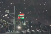 Um artista que atuou durante o intervalo do Super Bowl, a grande final do campeonato de futebol americano (NFL), foi detido em campo após desfraldar uma bandeira sudanesa-palestiniana com as palavras ‘Sudão’ e ‘Gaza’