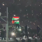 Um artista que atuou durante o intervalo do Super Bowl, a grande final do campeonato de futebol americano (NFL), foi detido em campo após desfraldar uma bandeira sudanesa-palestiniana com as palavras ‘Sudão’ e ‘Gaza’