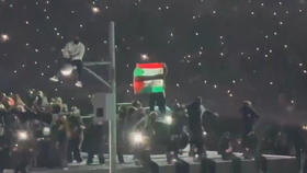 Artista detido após mostrar bandeira sudanesa-palestiniana no Super Bowl 