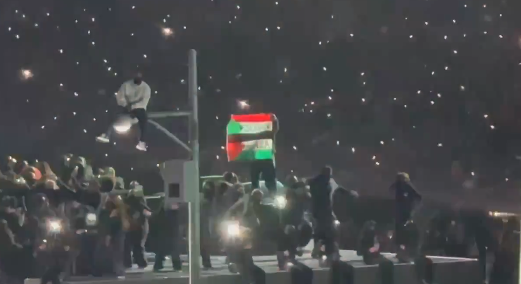 Um artista que atuou durante o intervalo do Super Bowl, a grande final do campeonato de futebol americano (NFL), foi detido em campo após desfraldar uma bandeira sudanesa-palestiniana com as palavras ‘Sudão’ e ‘Gaza’