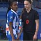 «Inaceitável»: apalpão gera polémica no futebol feminino (vídeo)