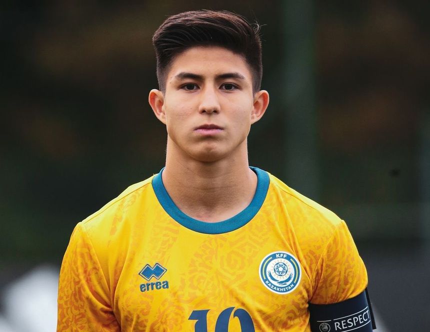 Dastan Satpaev, reforço do Chelsea, com a camisola da seleção do Cazaquistão