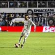 Neymar, com a bola nos pés, enfrenta adversário na reestreia pelo Santos diante do Botafogo SP