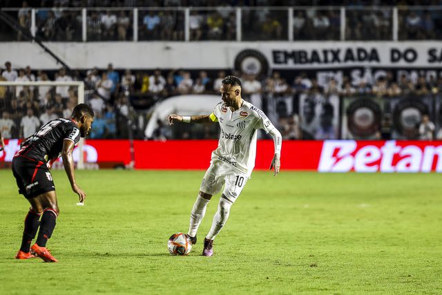 Neymar, com a bola nos pés, enfrenta adversário na reestreia pelo Santos diante do Botafogo SP