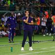 Abel Ferreira, treinador do Palmeiras, pensativo a olhar para o relvado