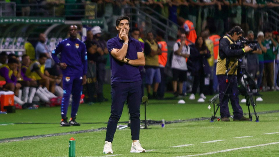 Abel Ferreira, treinador do Palmeiras, pensativo a olhar para o relvado