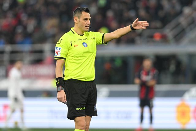 Maurizio Mariani, que vai apitar a deslocação do Benfica ao Mónaco, de braço estendido