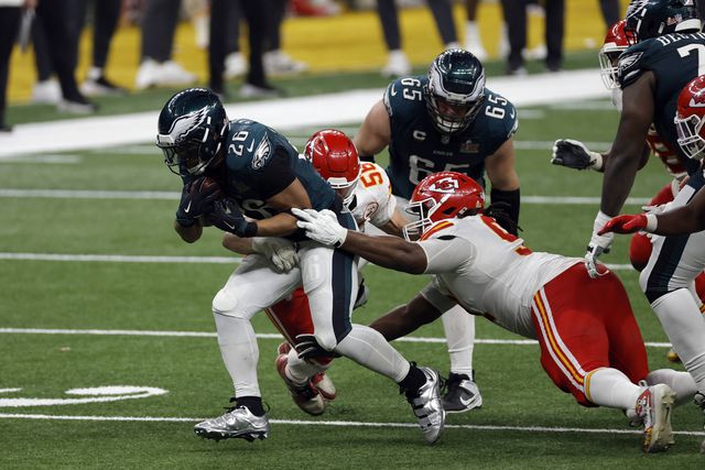 Saquon Barkley, dos Philadelphia Eagles, fura a defesa dos Chiefs durante o Superbowl