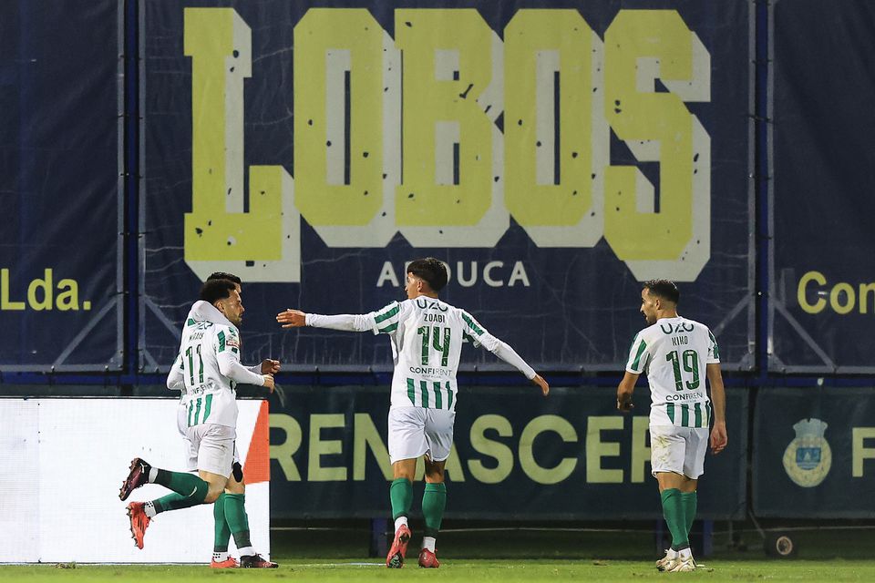 Tiago Morais é abraçado pelos companheiros após marcar o golo do empate frente ao Arouca