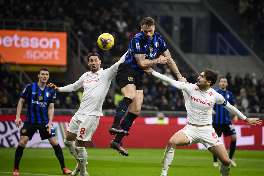 Arnautovic cabeceia para o golo da vitória do Inter frente à Fiorentina
