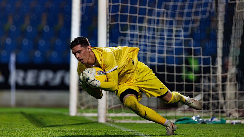 Miszta agarra a bola em jogo do Rio Ave