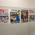 As capas de jornais no balneário visitante no Dragão - Foto: D.R.